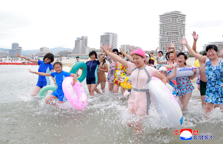 11-인민의 기쁨 넘쳐나는 동해의 명사십리-원산갈마해안관광지구